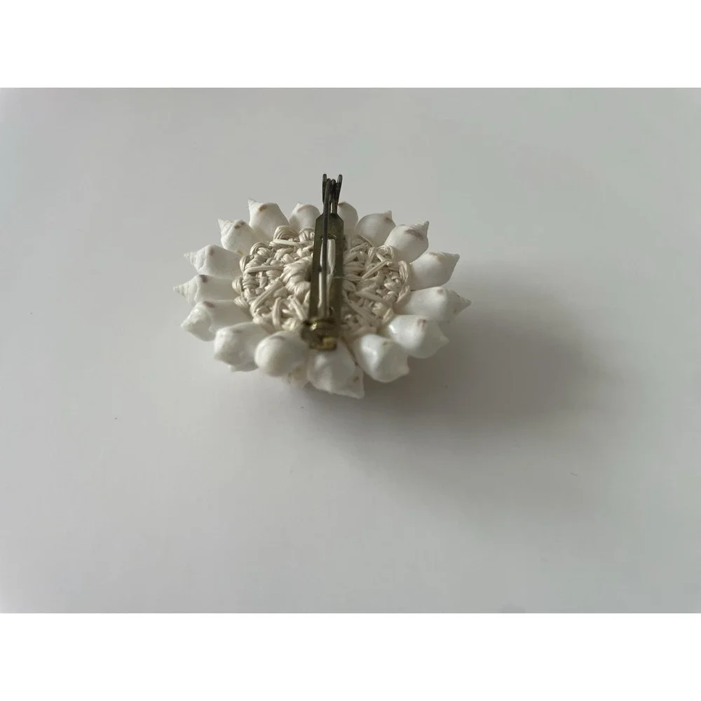 Cowrie Shell Brooch Pin Hand‎ Woven Flower Design White Straw Marshall Islands